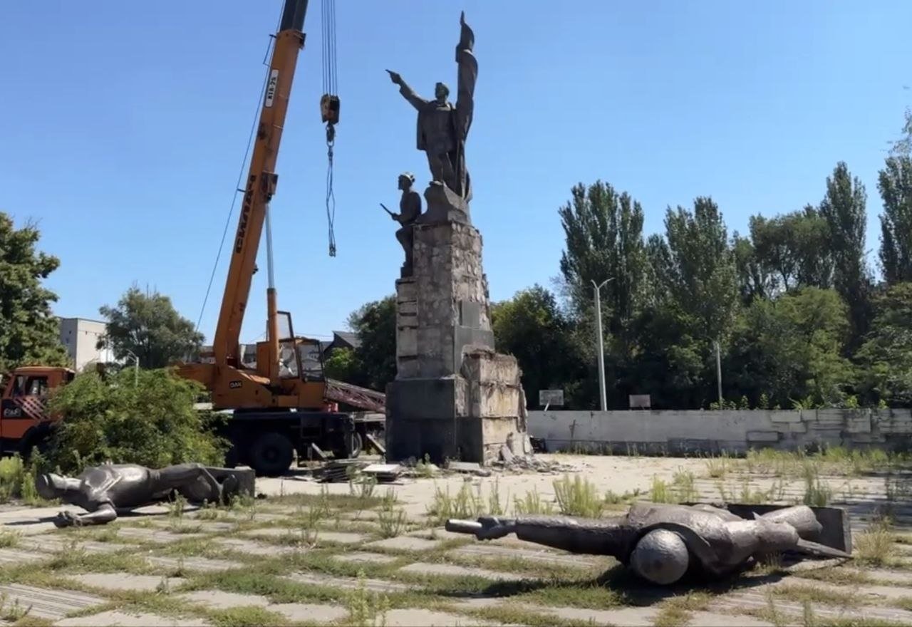 У Дніпрі демонтували один із головних радянських пам'ятників, що залишався у місті