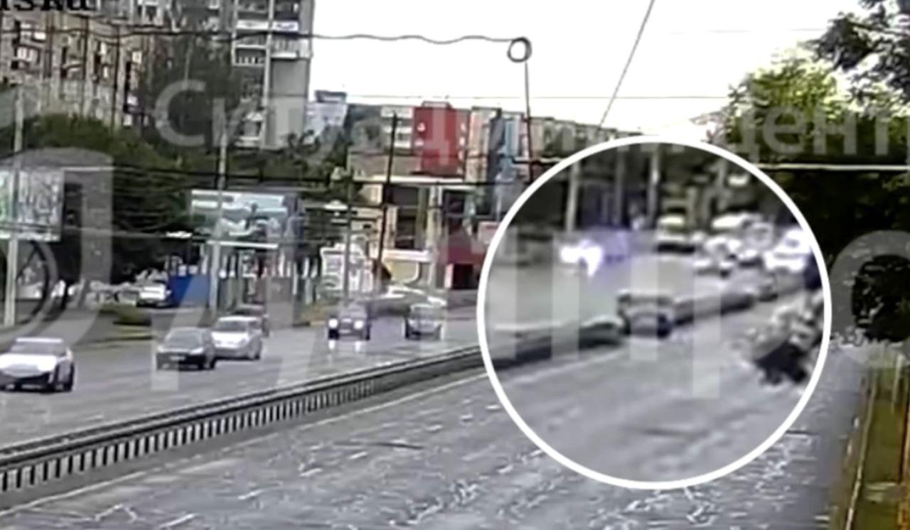 В Днепре на Набережной Заводской автомобиль налетел на отбойник: видео момента ДТП