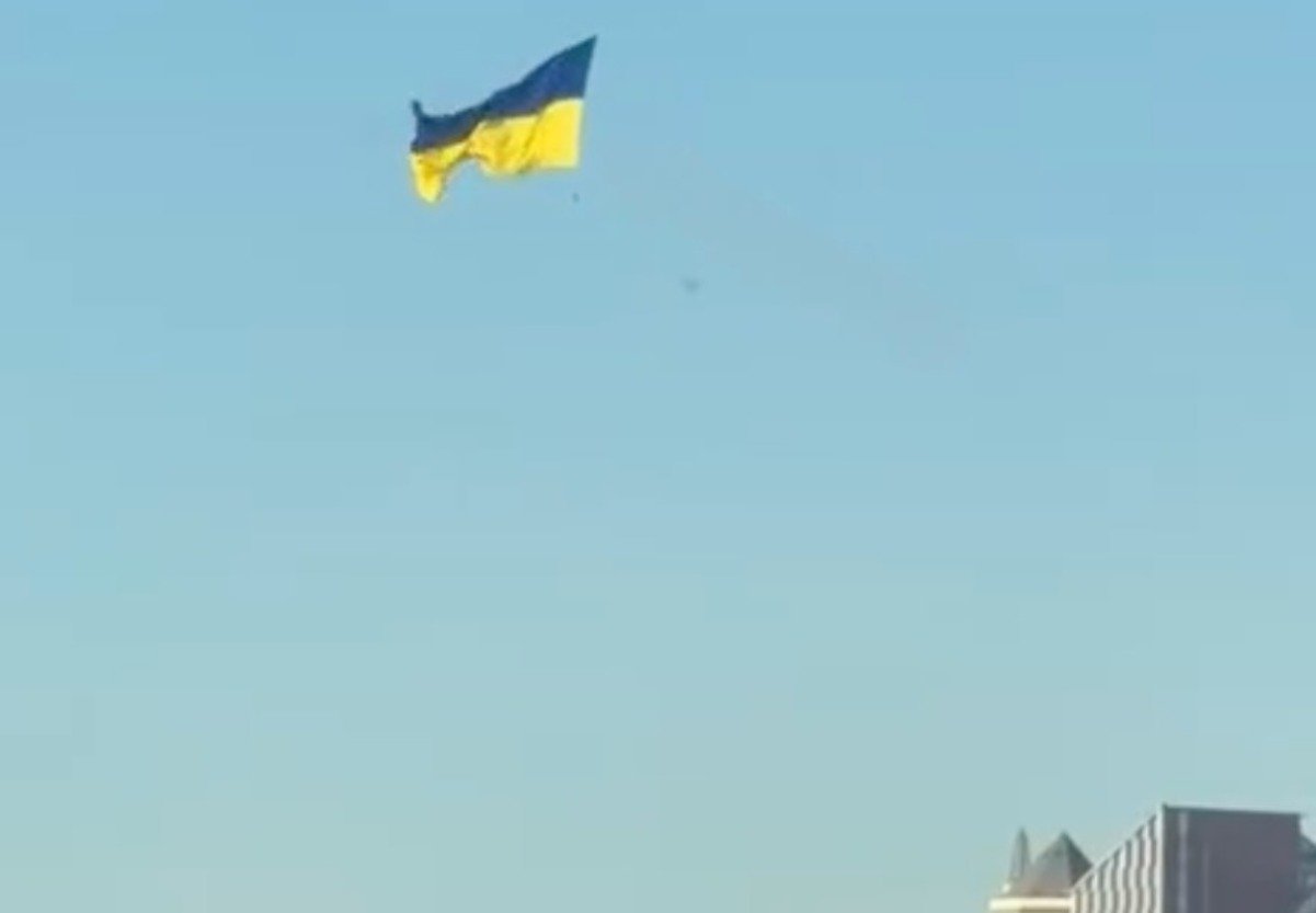 Гигантский украинский флаг пролетел над Днепром: видео