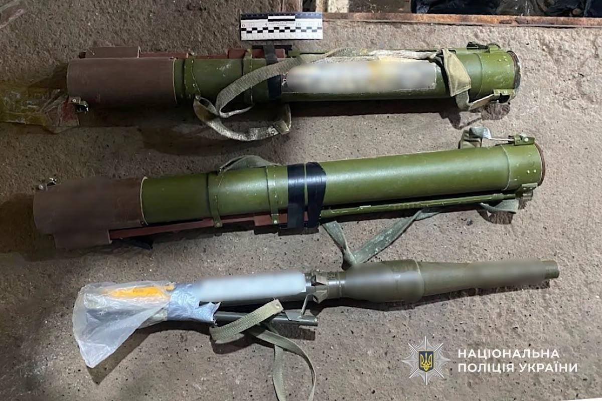 На Дніпропетровщині у чоловіка вилучили понад 4 тисячі патронів, гранати та гранатомети