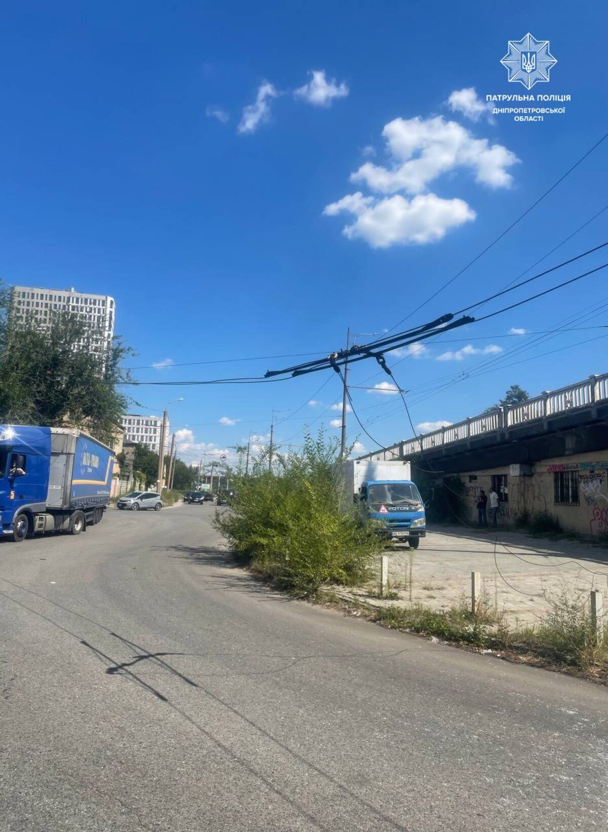 У Дніпрі водій вантажівки пошкодив тролейбусні дроти та втік з місця ДТП