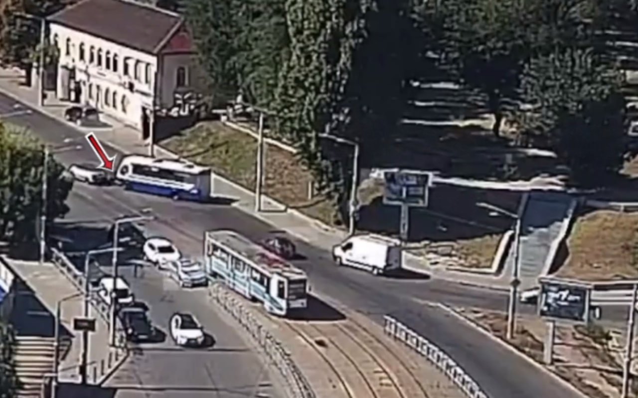 У Дніпрі автобус потрапив в аварію біля торговельного центру