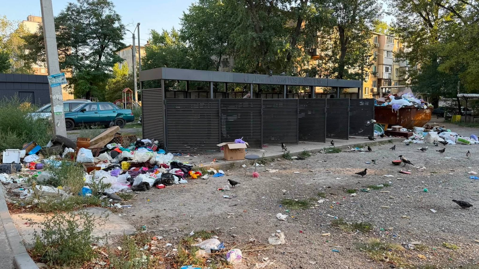 Нові сміттєві баки оточені сміттям