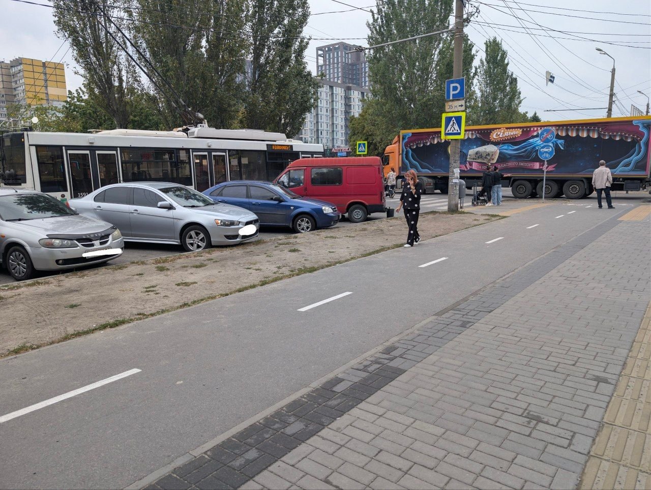 Фура перекрила дорогу: на Перемозі в Дніпрі збирається затор через ДТП