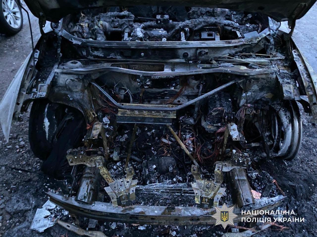 Audi за 1,3 млн грн перетворилася на згарище: на Дніпропетровщині викрили 21-річного палія
