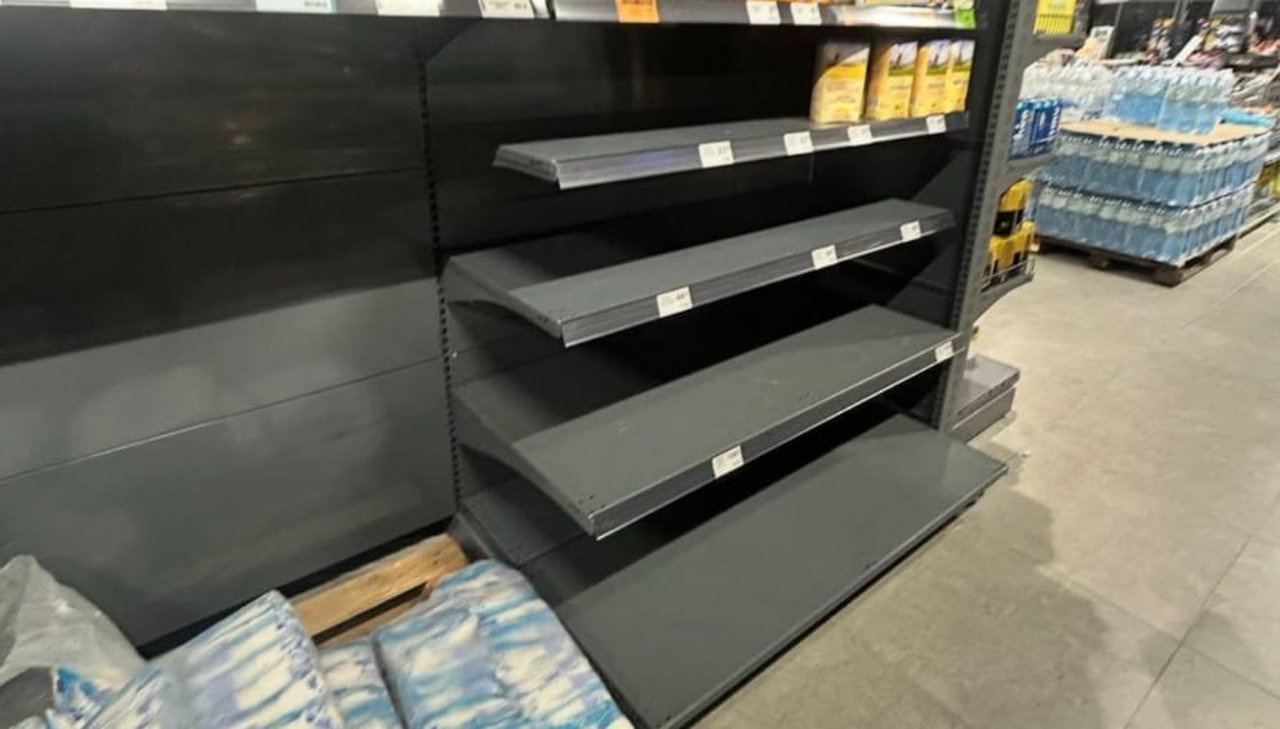 Соли и крупы покупают больше: в ОВА оценили запасы в магазинах Днепра и области