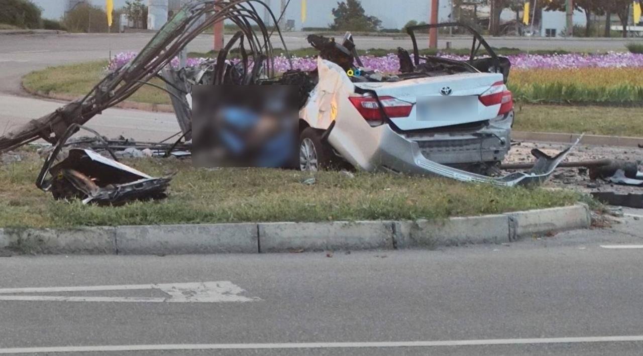 В Кривом Роге Toyota врезалась в электроопору и загорелась: погибли два человека