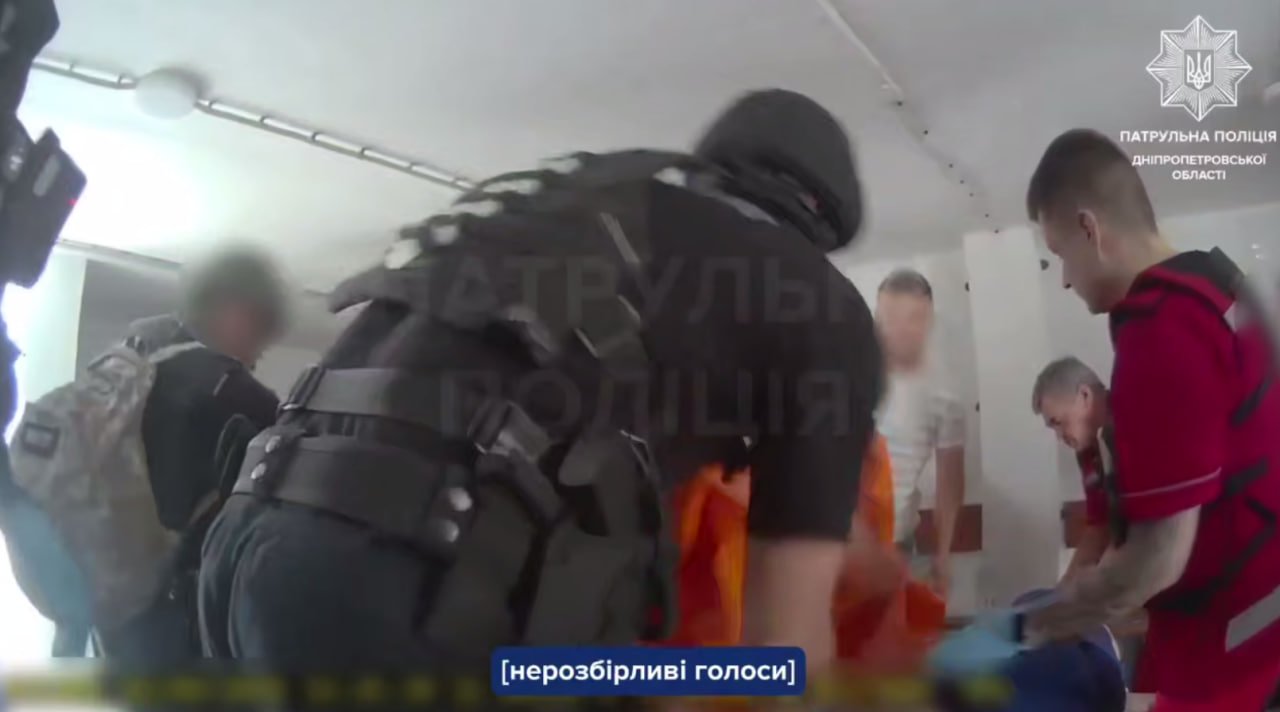 Патрульні показали відео перших хвилин після ворожого удару по Дніпру