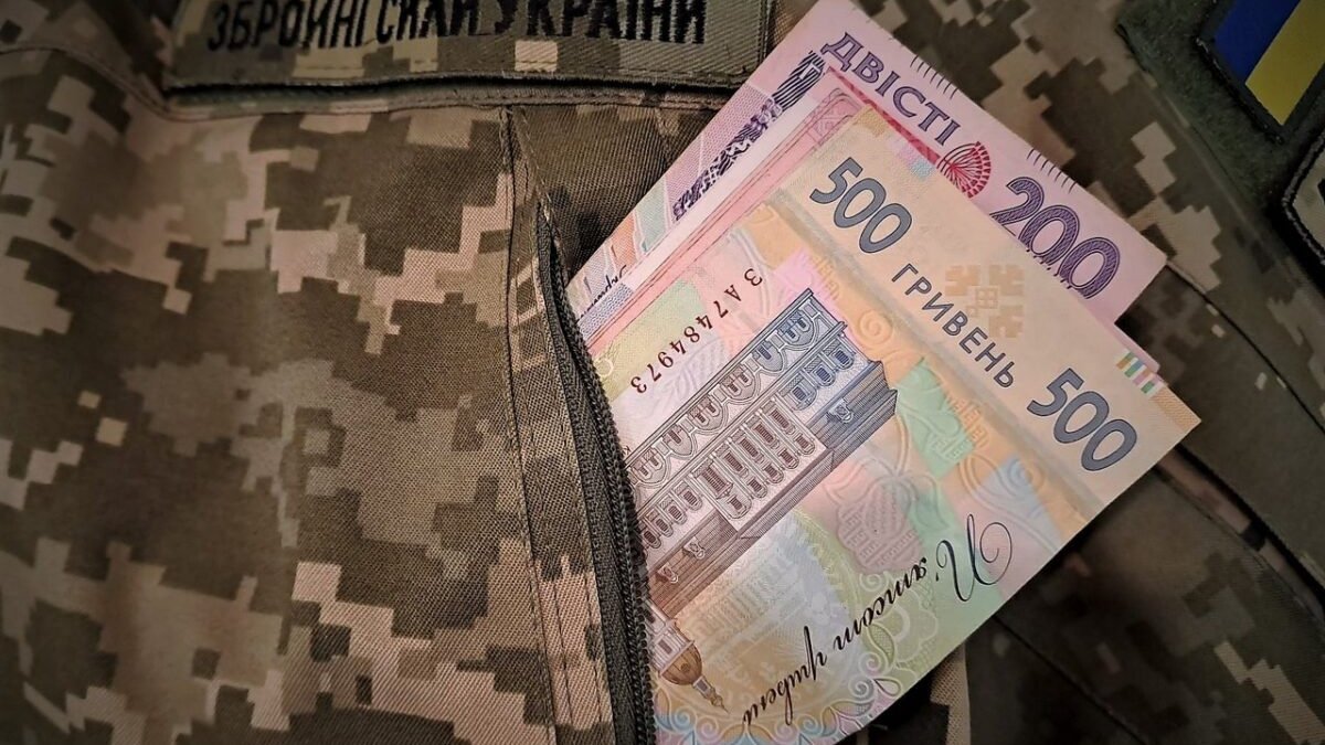 На Дніпропетровщині ветеранам виплатять одноразову допомогу до Дня захисників: деталі