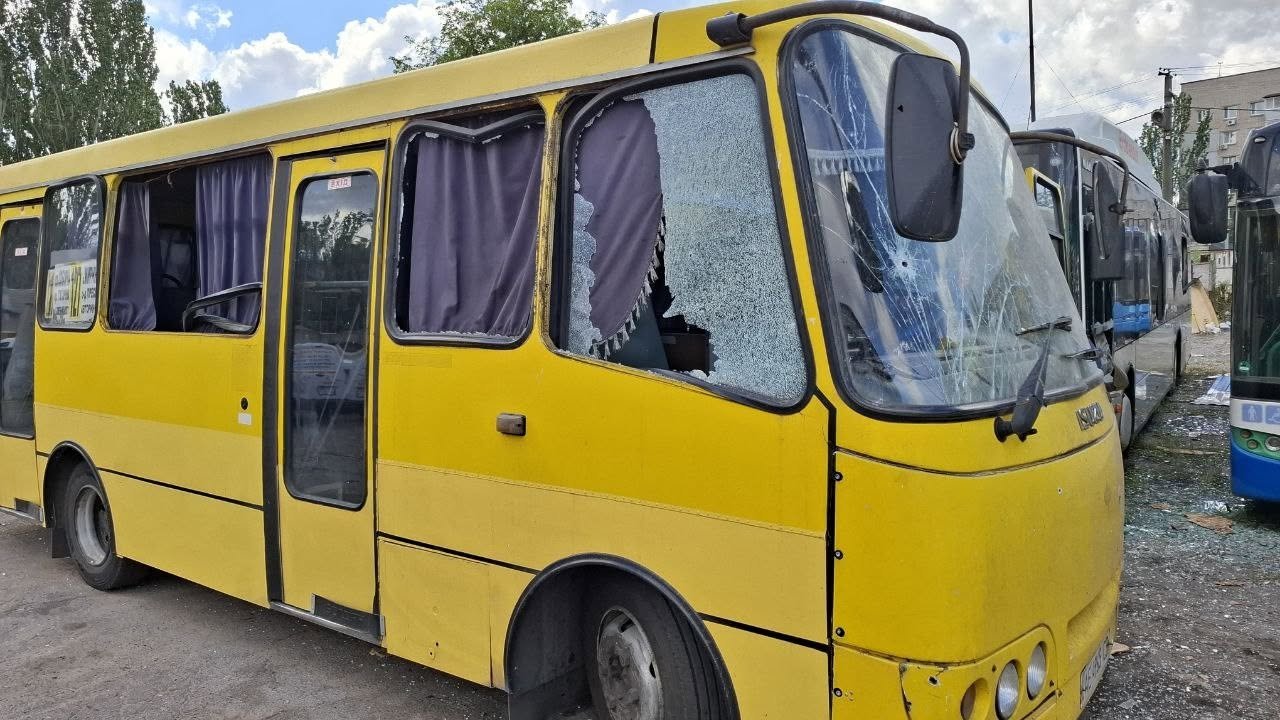 У Дніпрі майже повністю зруйновано будівлю АТП: пошкоджено 71 транспортний засіб
