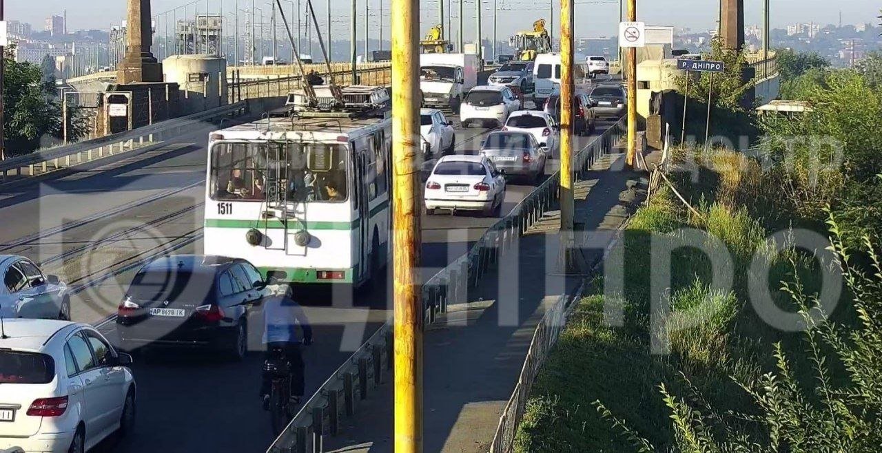 Планируйте свое время: на Амурском мосту в Днепре собирается пробка из-за ДТП