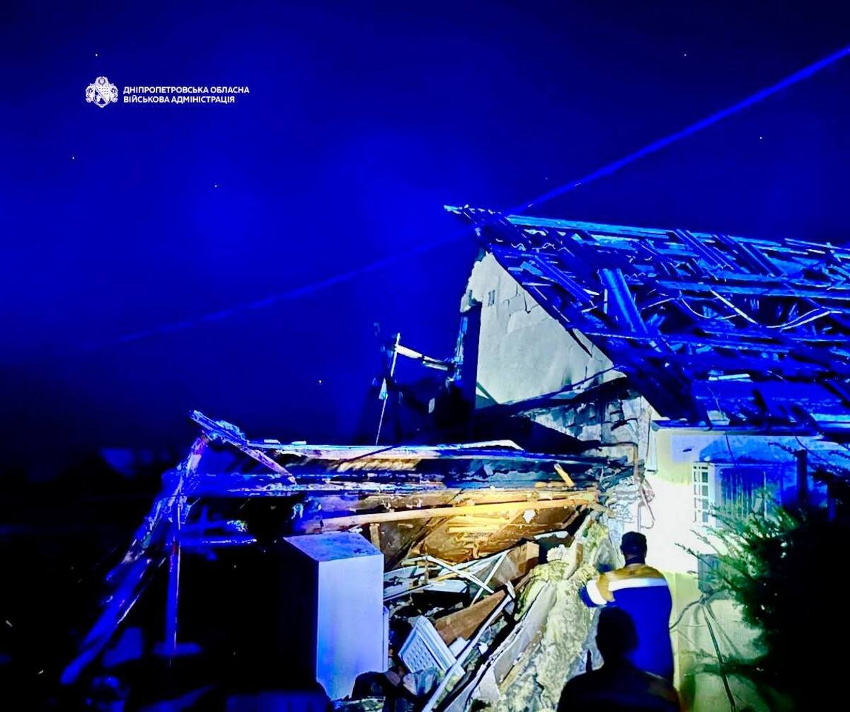 Ворог атакував Дніпро: з підвалу пошкодженого будинку дістали трьох людей 