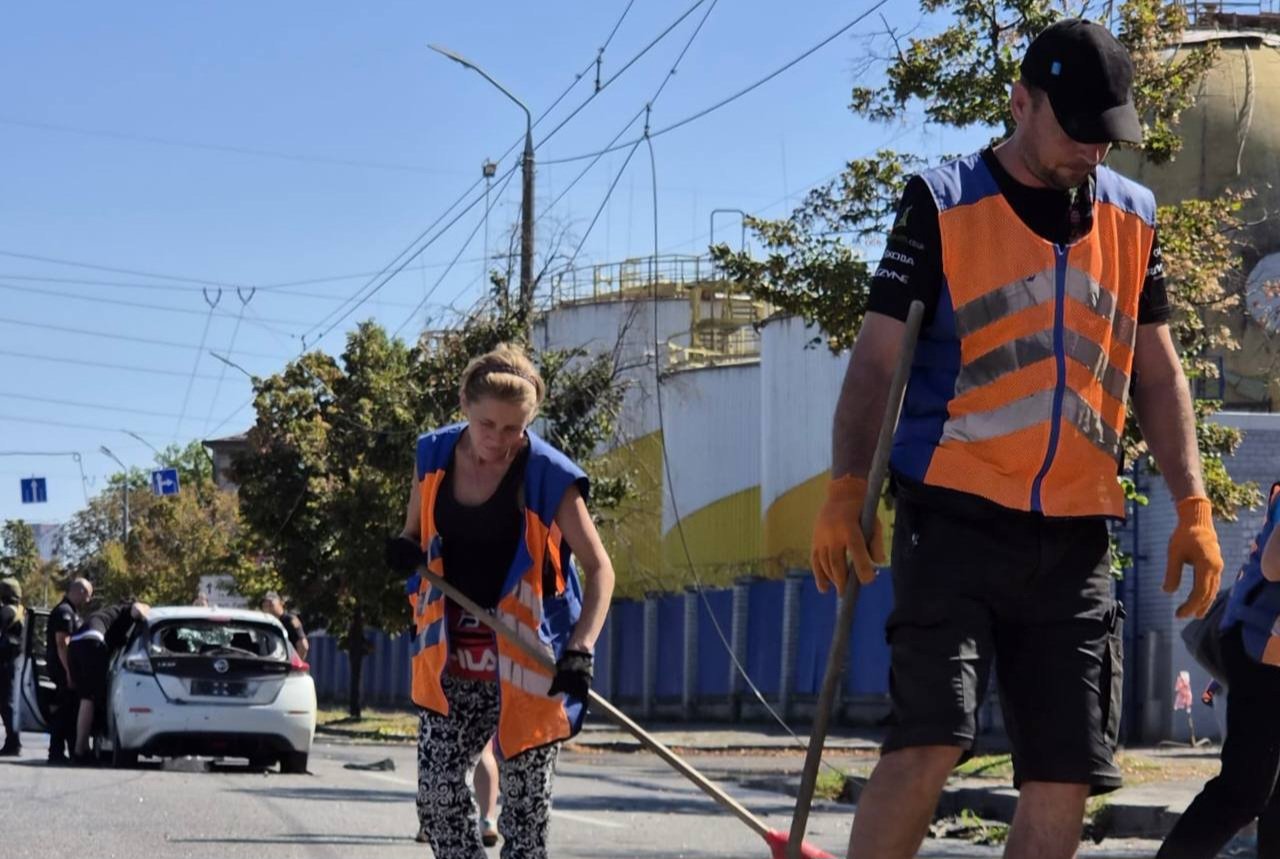 Після атаки на "Олейну" у Дніпрі ремонтують мережі: коли відновлять рух транспорту