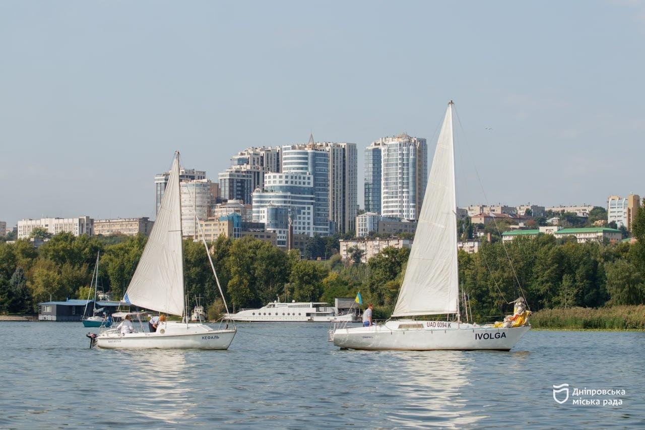 Яхти, вітер і 3 кілометри дистанції: у Дніпрі провели святкові змагання