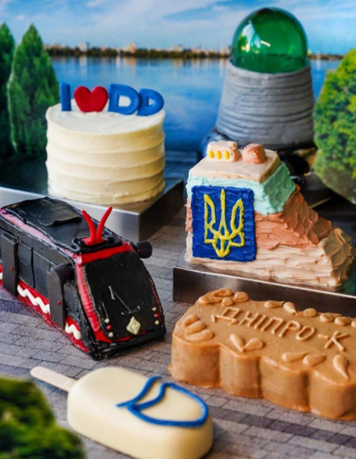 Кондитери Дніпра створили десерти у формі головних символів міста