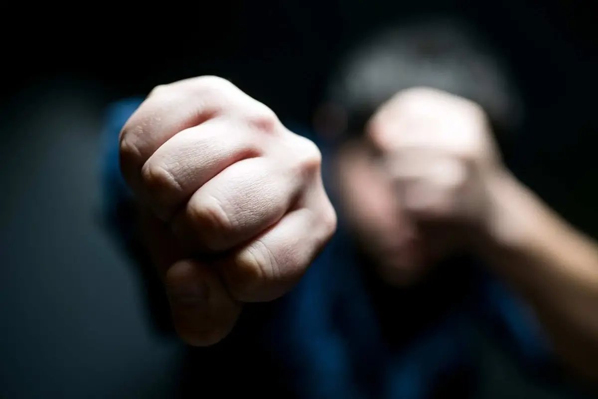 На Дніпропетровщині чоловік побив знайомого під час сварки: потерпілий отримав тяжкі травми