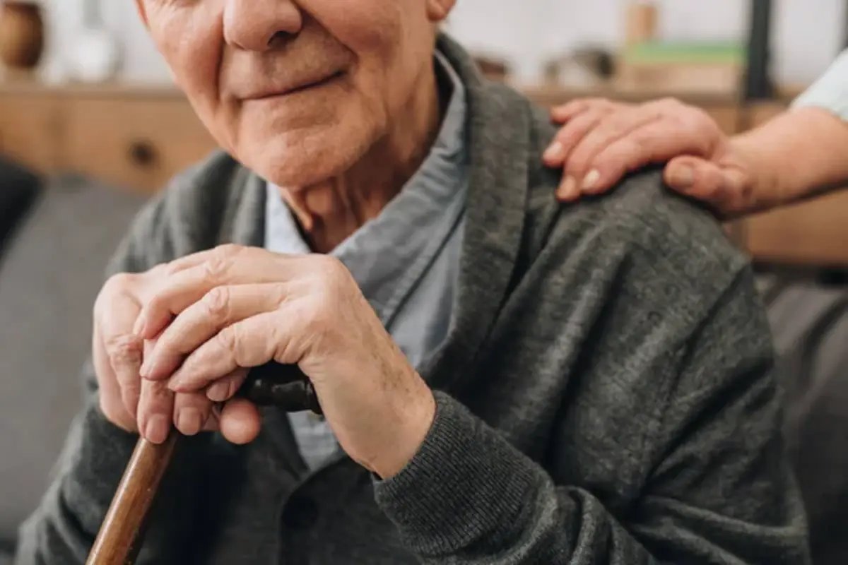 86-летний переселенец потерялся в Днепре: патрульные помогли вернуться в общежитие