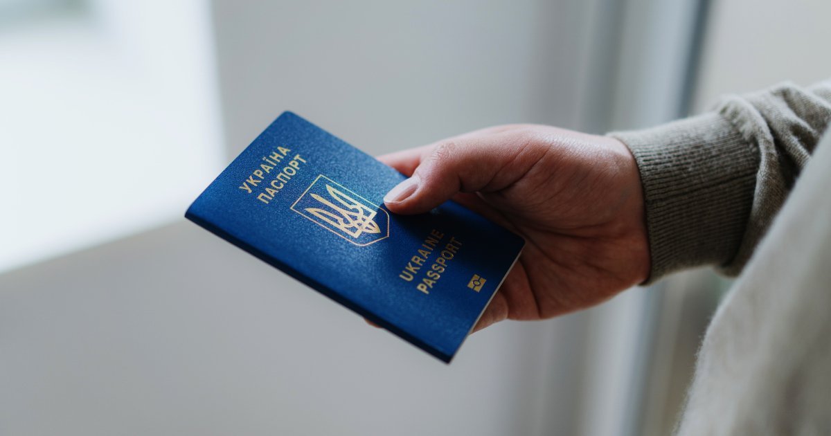 В Каменском мужчина вклеил свое фото в найденный паспорт, чтобы показывать его ТЦК