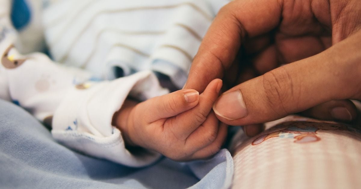 Не успели в роддом: в Кривом Роге 25-летняя женщина родила пятого ребенка дома