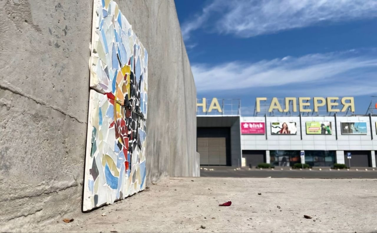 Розбите скло, посуд і дзеркала: мисткиня з Кривого Рогу створює артоб’єкти на місцях трагедій