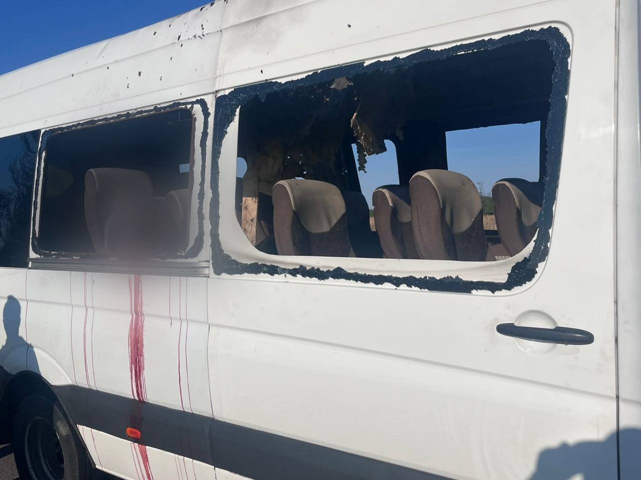 Ворог вдарив по рейсовому автобусу на Дніпропетровщині: пʼятеро людей загинули, є постраждалі