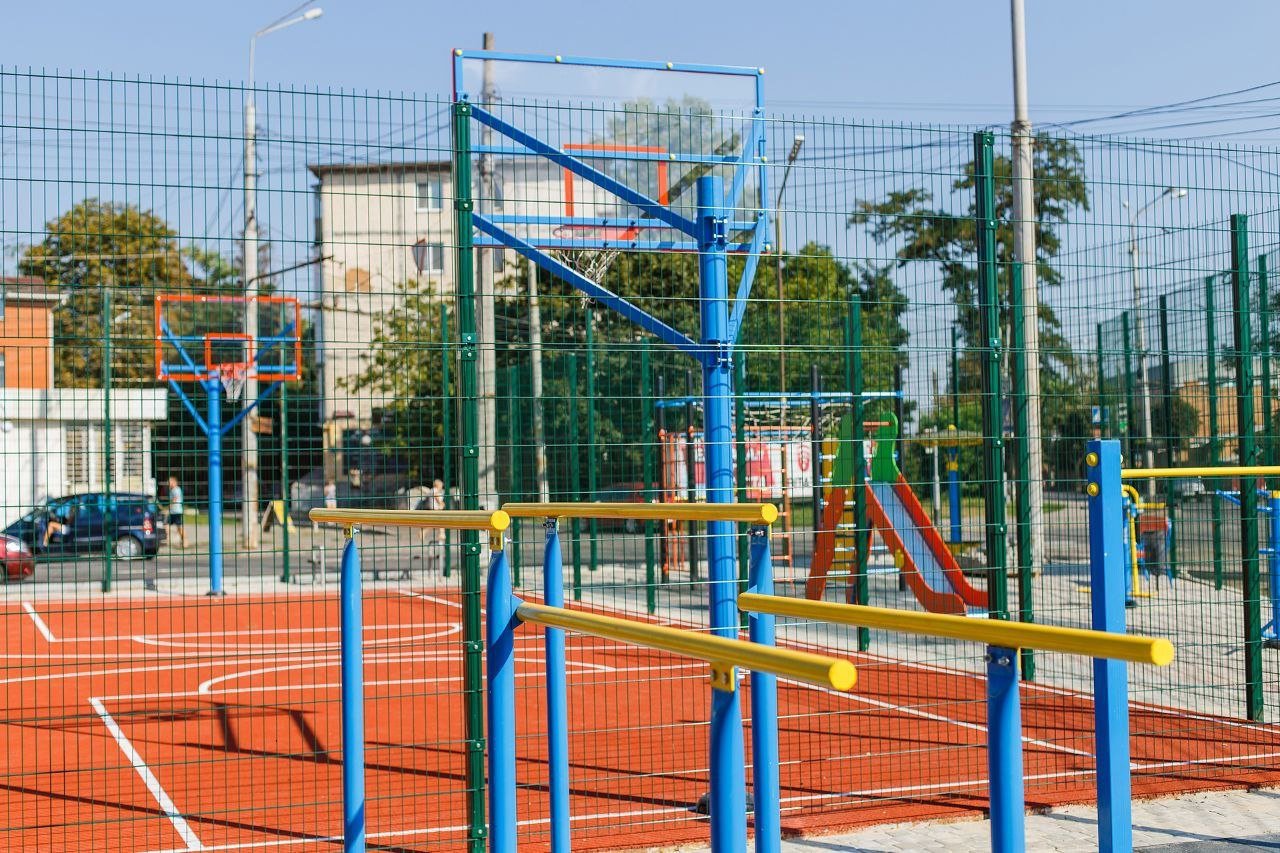 Дитячі та спортивні майданчики оновлять за 20 адресами у Дніпрі: шукайте свою