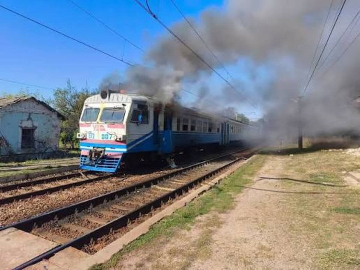 На Дніпропетровщині внаслідок атаки росіян на залізничну станцію пошкоджений електровоз