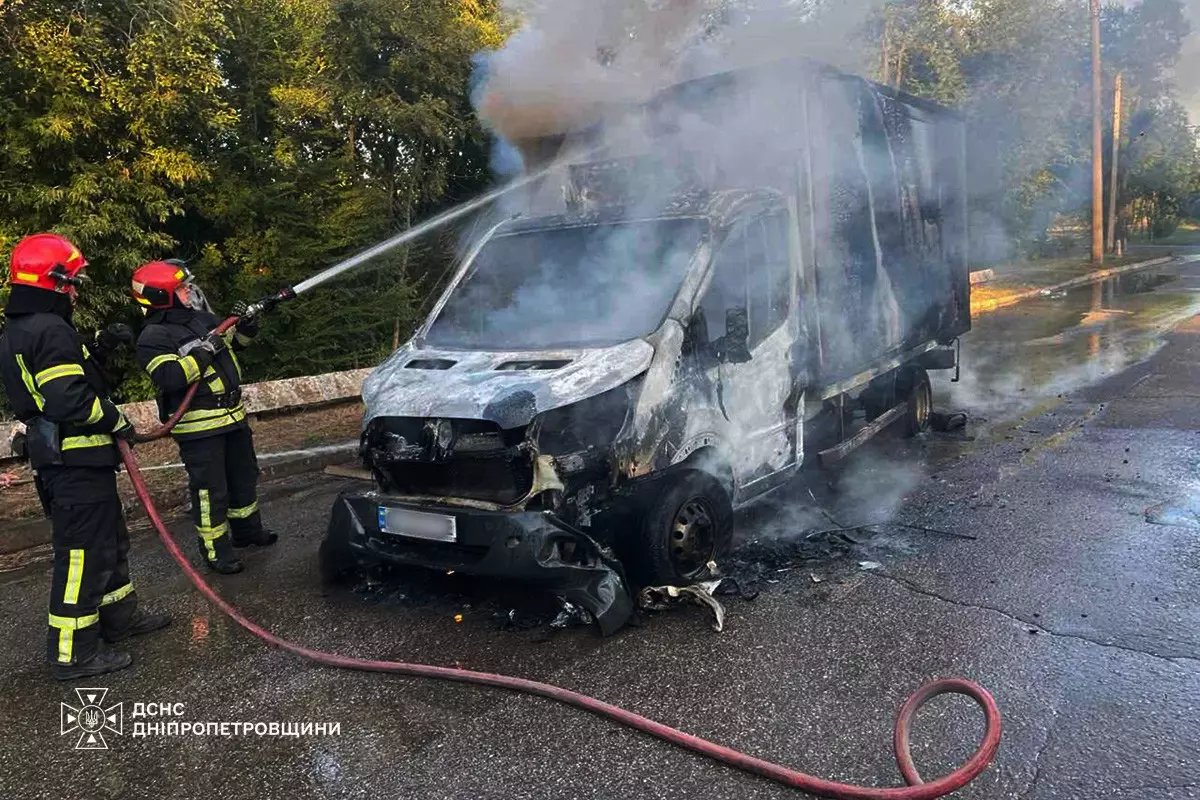 В Кривом Роге загорелся грузовой Ford Transit: горели моторный отсек, салон и кузов