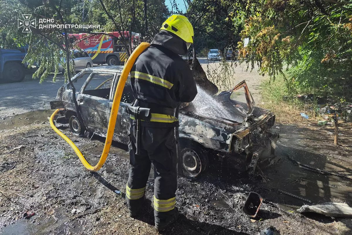 У Дніпрі на проспекті Яворницького спалахнув автомобіль: що відомо