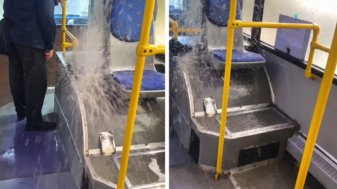 Струмінь води бив у салоні автобуса