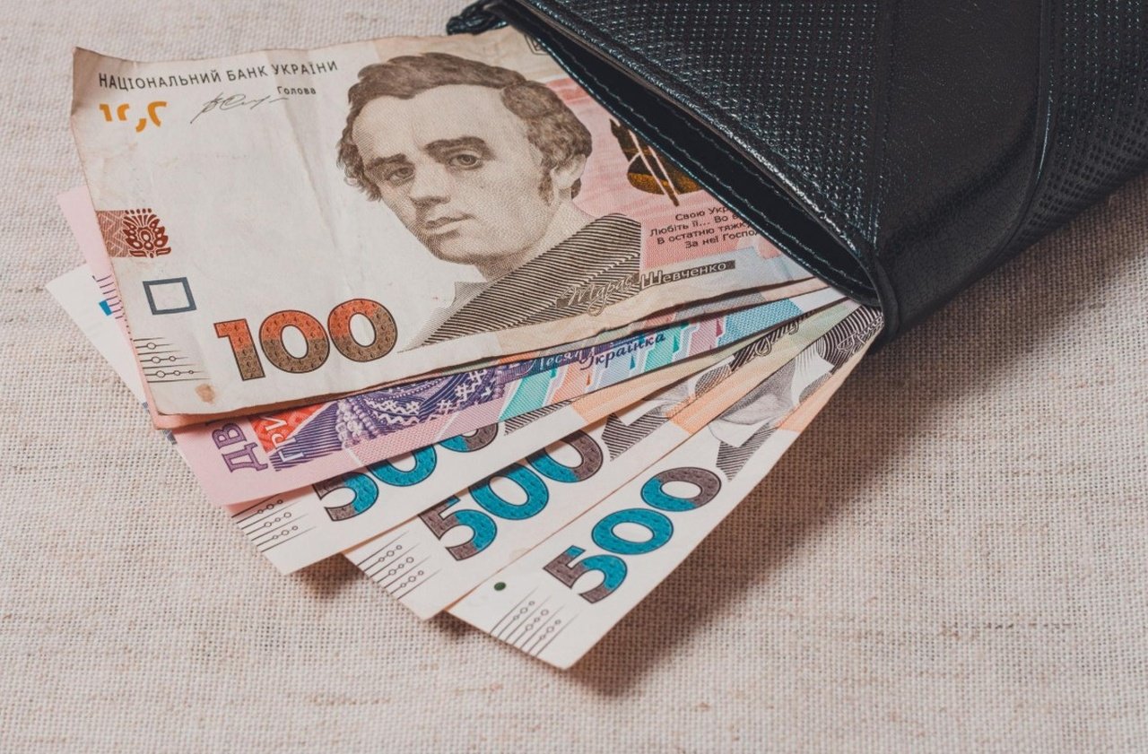 Сторож 2,5 року забирав зарплати непрацюючих колег на Дніпропетровщині