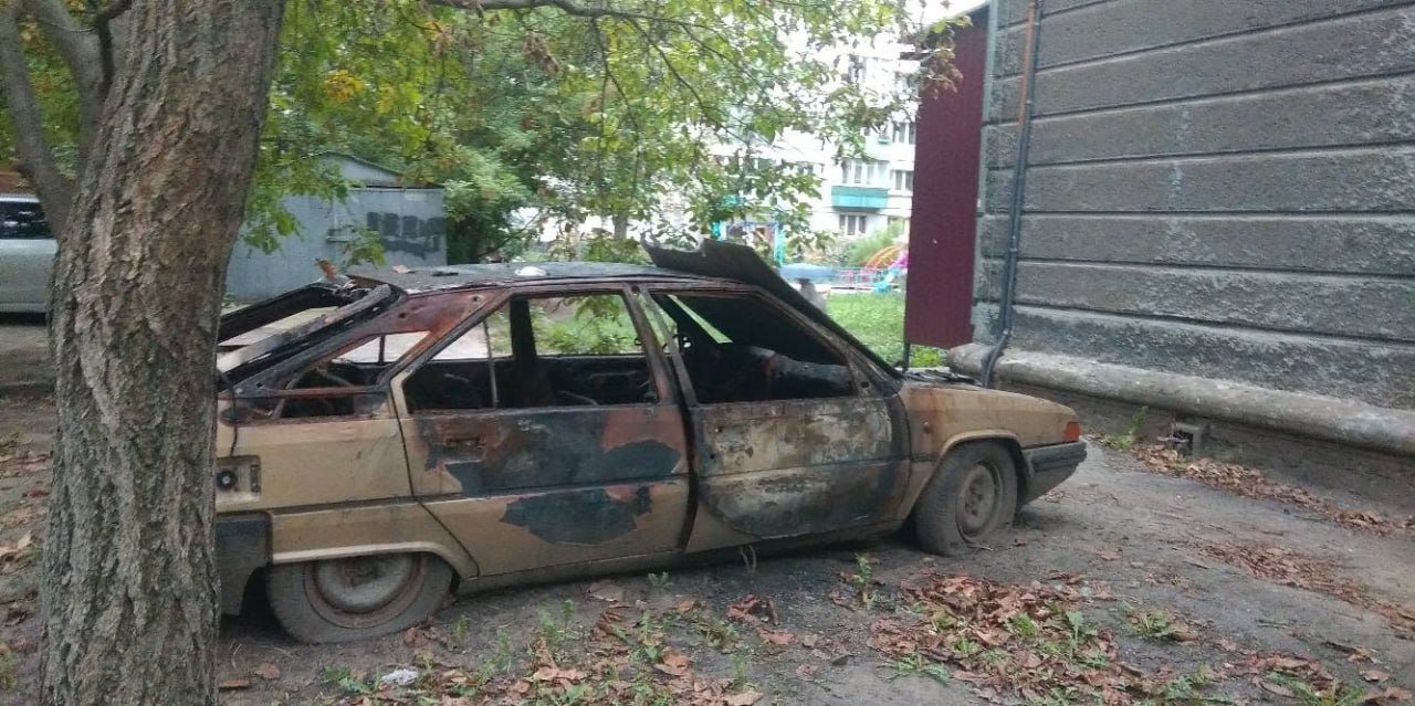 В Днепре целые дворы превратились в "кладбища" заброшенных автомобилей