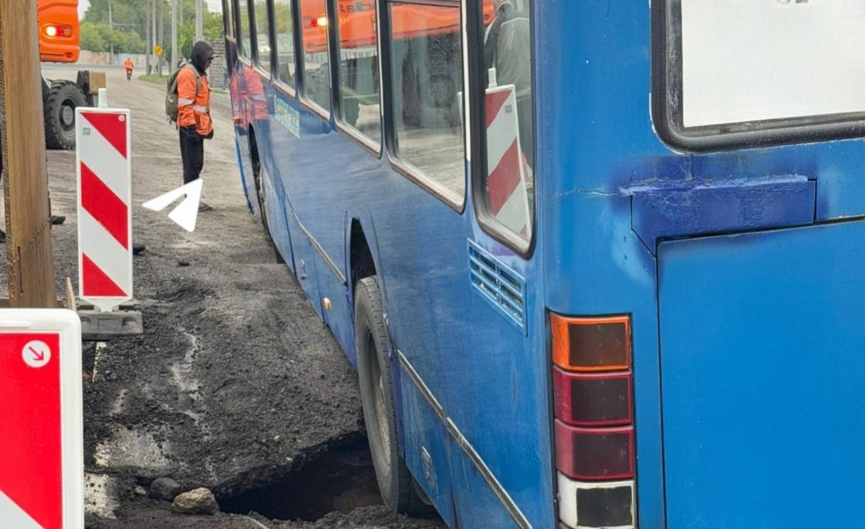 В Днепре автобус оказался в "ловушке" посреди дороги (видео)