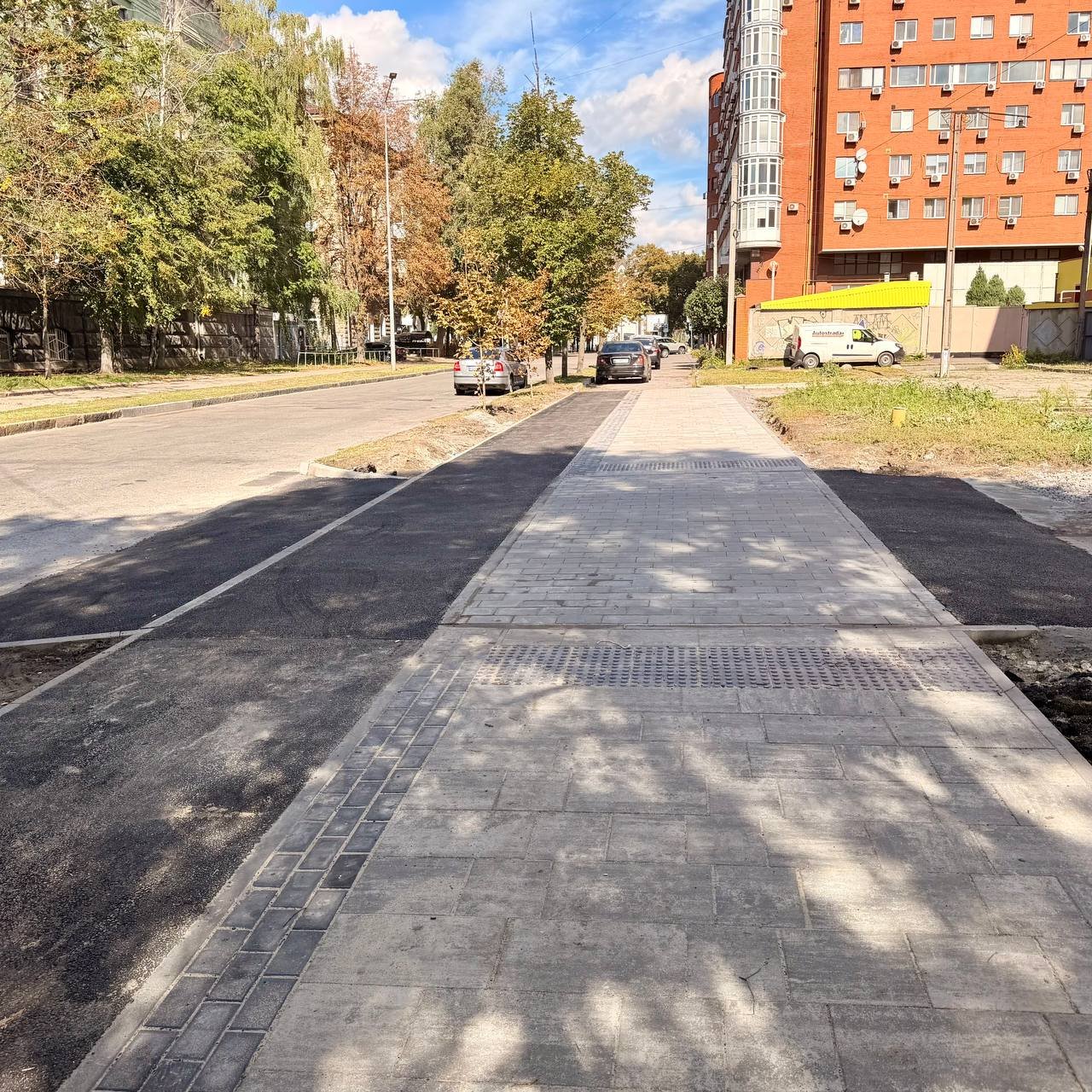 В Днепре на Владимира Великого обновили тротуар и обустроили велодорожку