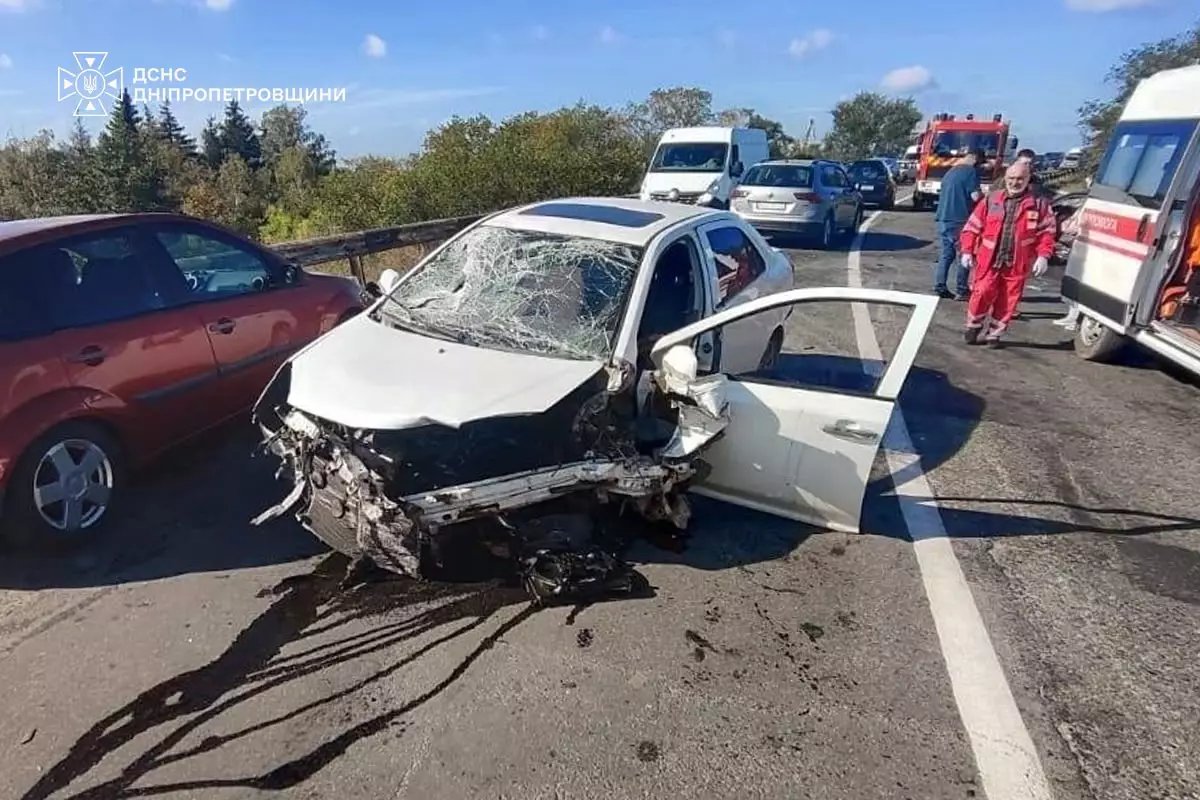 На Днепропетровщине произошло ДТП с участием двух авто: троих человек госпитализировали