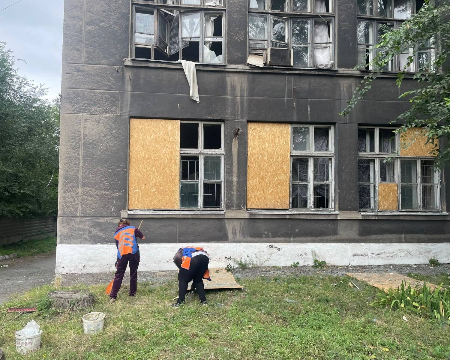 У Дніпрі через російську атаку пошкоджена школа боксу та єдиноборств: вибито майже 20 вікон