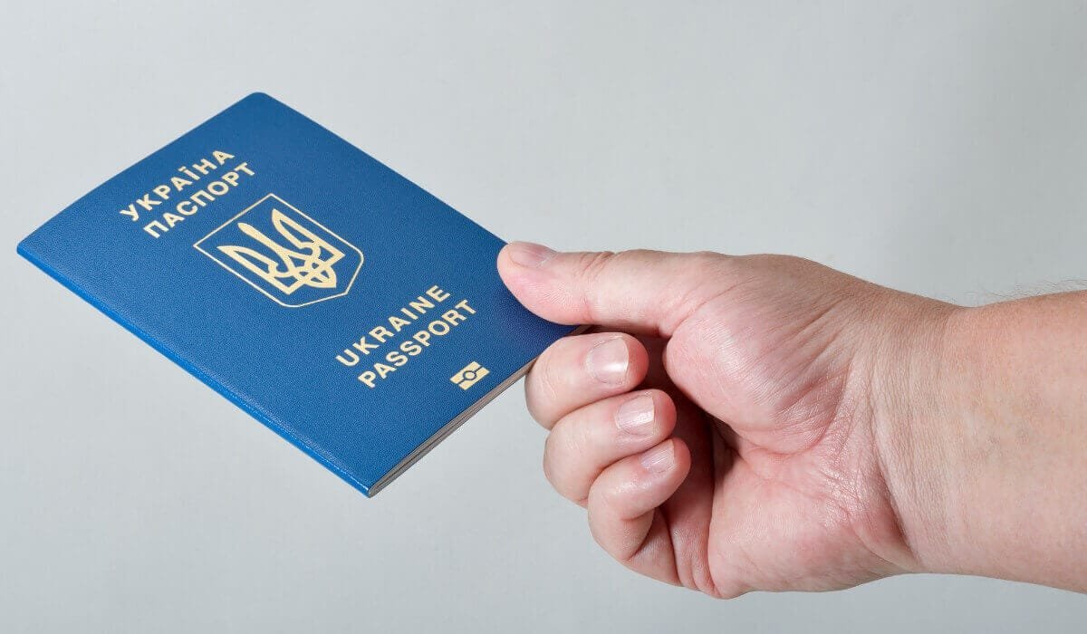 В Україні тимчасово призупинили оформлення паспортів: у ДМС назвали причину