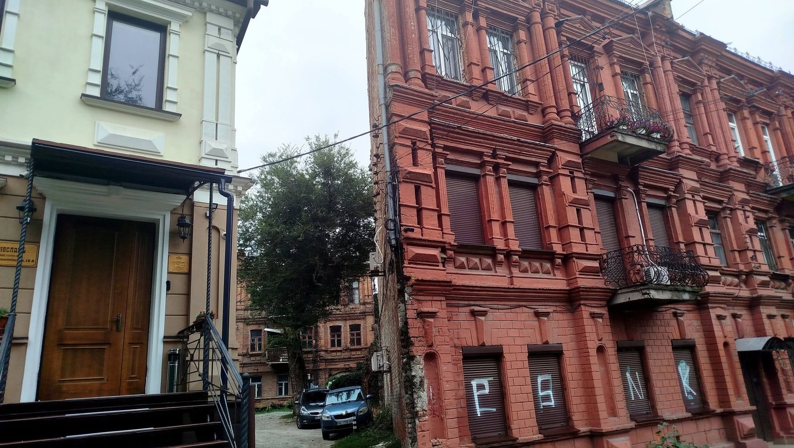 Сосед "мистического" дома с одной стеной: в Днепре спорят о возрасте еще одного сооружения