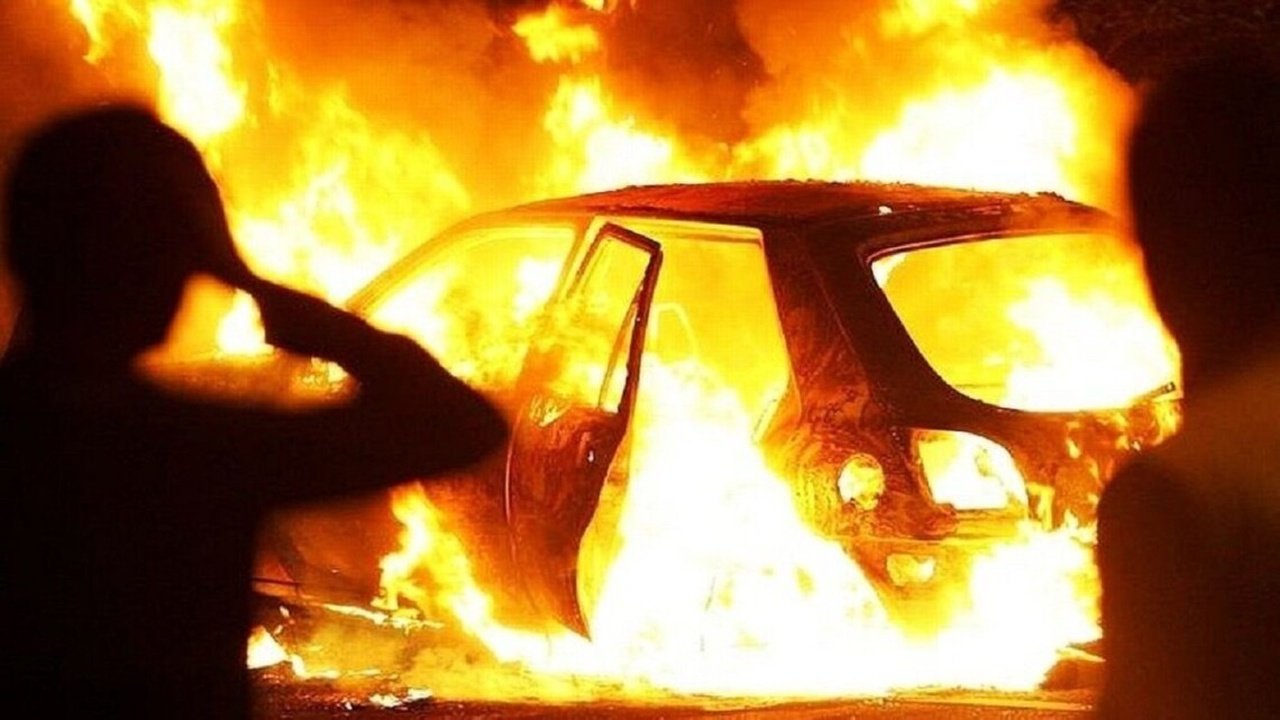 У Дніпрі підлітки підпалили автомобіль: одного з них "на гарячому" спіймали свідки