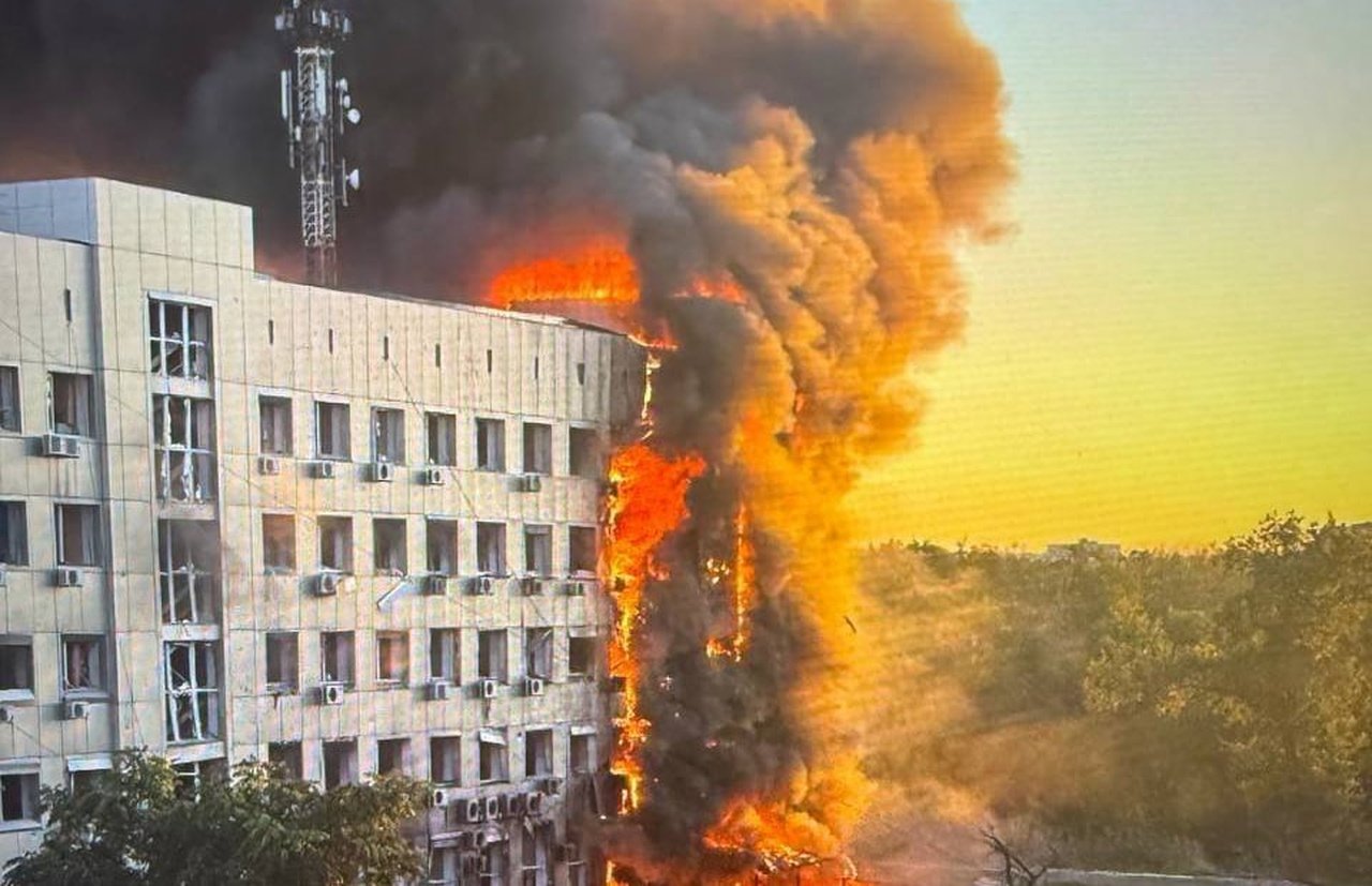 На Дніпропетровщині після атаки загорілась адмінбудівля ДТЕК: є поранений