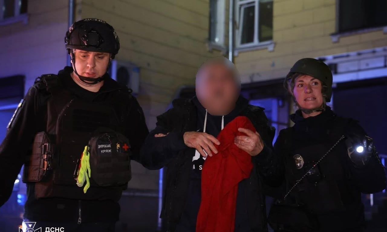 У ДСНС показали фото з місця атаки на Дніпро та розповіли нові деталі 