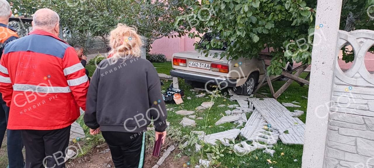 На Дніпропетровщині авто на швидкості влетіло на подвір’я будинку: четверо постраждалих