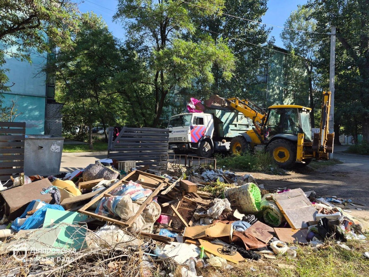 Более 10 кубометров мусора: в Днепре ликвидировали свалку в Индустриальном районе