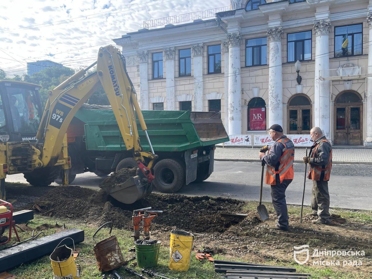 У Дніпрі ремонтують трамвайний переїзд навпроти театру: що відомо