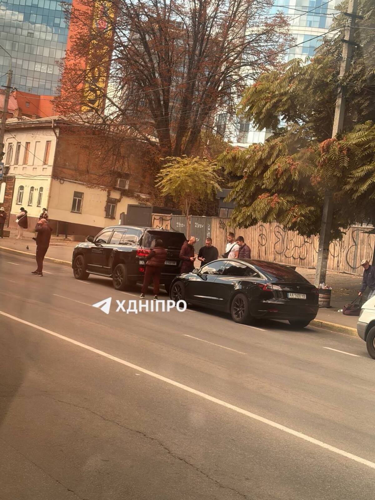 Небезпечний дрифт у центрі Дніпра: автомобіль ледь не врізався в зупинку