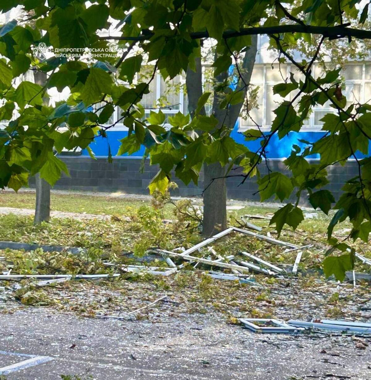 Россияне атаковали помещение компании связи в Днепре: на месте работают экстренные службы