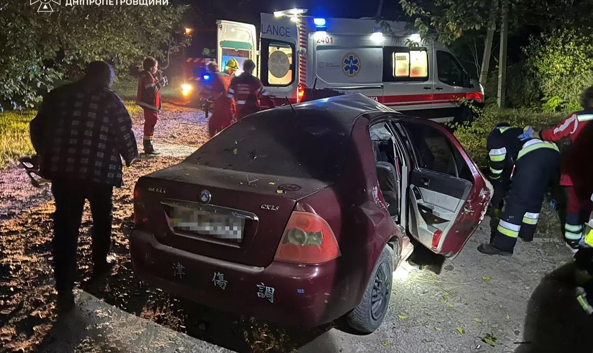 На Днепропетровщине Geely врезался в дерево: 19-летний водитель погиб, двое пассажиров травмированы