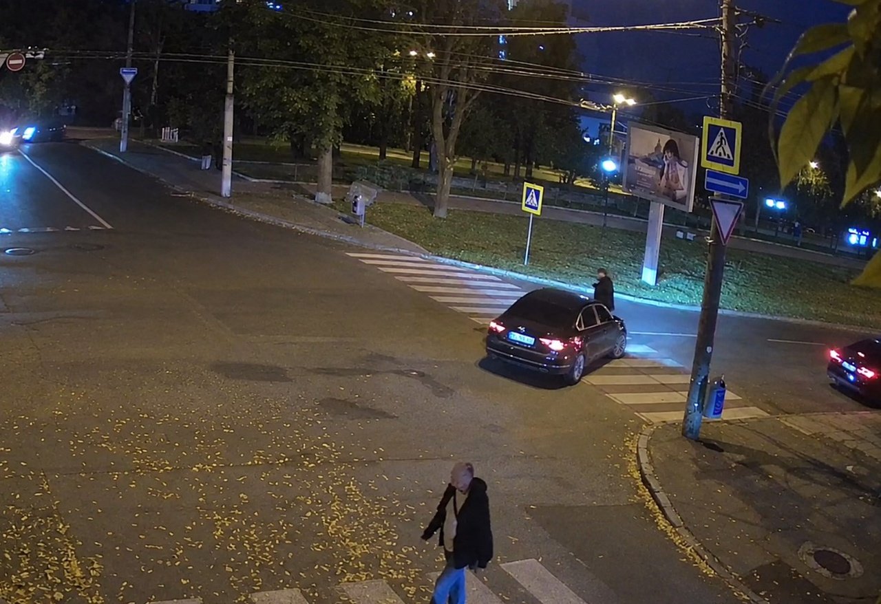 У центрі Дніпра автівка збила пішохода на перехресті (відео)