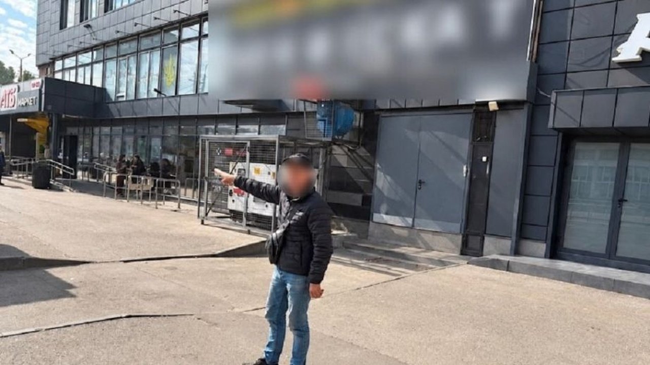 Від відпарювача до драбин: у Дніпрі нічний злодій вигреб із магазину майна на 17 тис грн