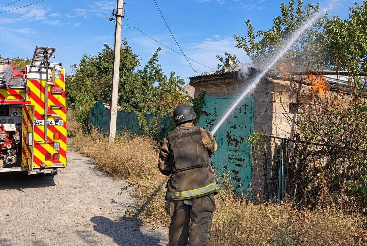На Дніпропетровщині через обстріли виникли пожежі та загинула людина